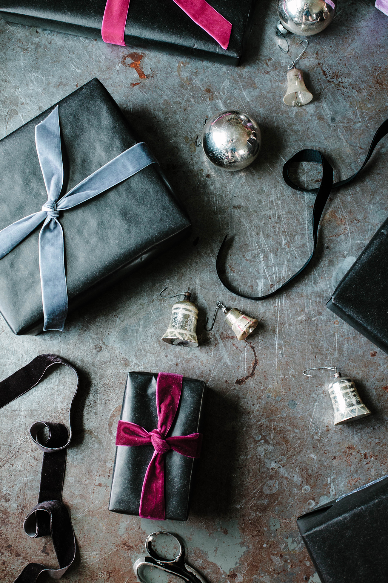 Christmas gift wrap ideas with cardboard and green velvet ribbon