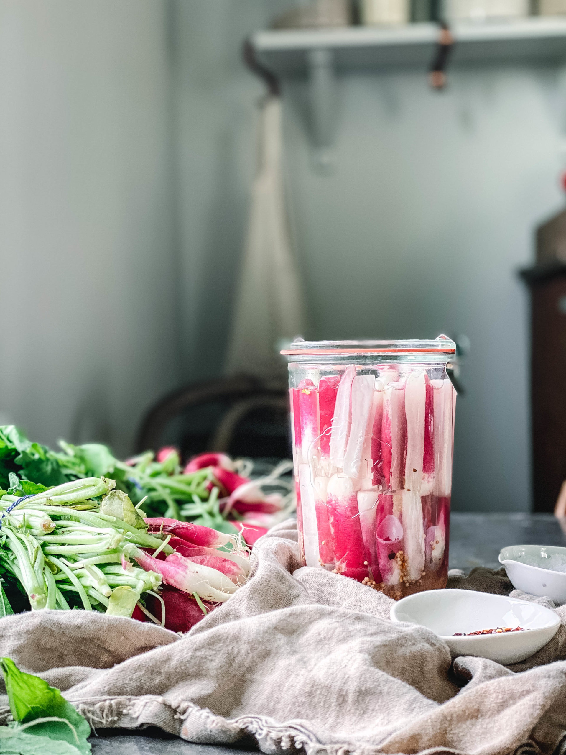 Quick fermenting radishes in a weck jar